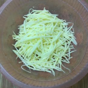 土豆去皮洗净，擦成丝备用。