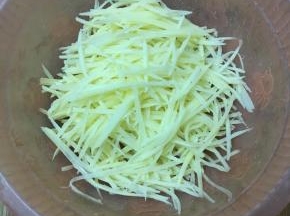 土豆去皮洗净，擦成丝备用。