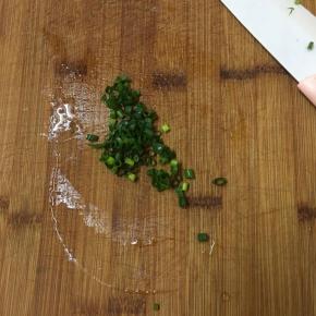 香葱切碎备用。
