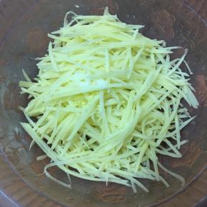 加入盐和鸡精。