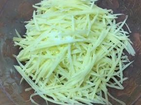 加入盐和鸡精。