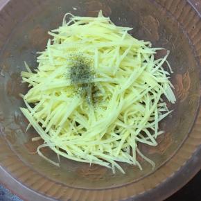 加入黑椒粉，用筷子搅拌均匀。