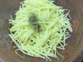 加入黑椒粉，用筷子搅拌均匀。