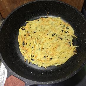 煎至表面呈金黄色，翻面，同样中小火煎至表面呈金黄色即可关火。