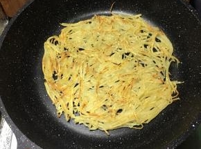 煎至表面呈金黄色，翻面，同样中小火煎至表面呈金黄色即可关火。