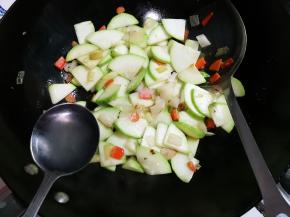 放入两勺泡菜水