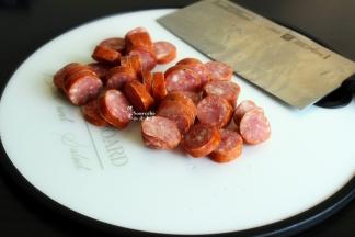 黑椒牛肉肠室温内解冻，切片，这种牛肉肠常是熟的，黑胡椒味，切厚片，口感好，切太薄，容易糊。