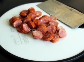 黑椒牛肉肠室温内解冻，切片，这种牛肉肠常是熟的，黑胡椒味，切厚片，口感好，切太薄，容易糊。