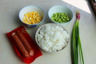 黑椒牛肉肠炒饭食材：米饭、黑椒牛肉肠、玉米粒、青豆、香葱、油、盐、生抽。
