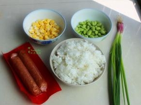 黑椒牛肉肠炒饭食材：米饭、黑椒牛肉肠、玉米粒、青豆、香葱、油、盐、生抽。