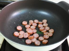 热锅，到少油，切好的牛肉肠放入锅里，中小火煎至微黄，出锅。