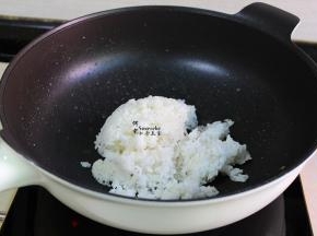 热锅，大火，少许油，倒入米饭，并用锅铲松散米饭，翻炒，能听见米饭吧啦吧啦的响；