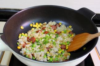 放盐、生抽、锅铲不断翻炒，出锅前放香葱，香飘四溢的炒饭就好了。