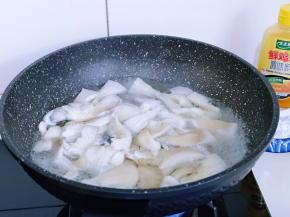 锅中加入纯净水大火烧开，下入撕小块的平菇，大火焯水2分钟，捞出用冷水冲洗后挤干水分。