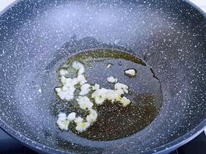 起油锅，加入切好的蒜炒香。