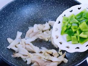 加入切好呢甜椒块，小火翻炒均匀。