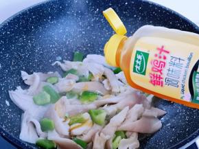 加入鲜鸡汁，再加入半小碗纯净水，也可以按可以喜欢调味。