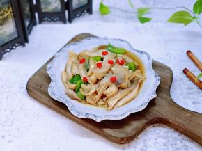 盛出装盘，撒上切切好的红辣酱做装饰。