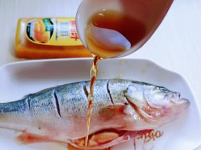 加入料酒。(白酒也可以)