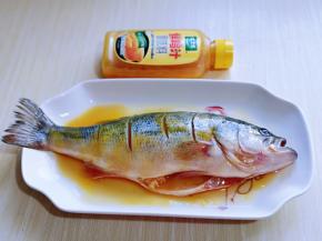 将鸡汁涂抹均匀，腌制15分钟。