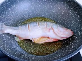 起油锅，先用生姜擦一下锅底，(这样煎鱼不容易把鱼皮粘掉。)