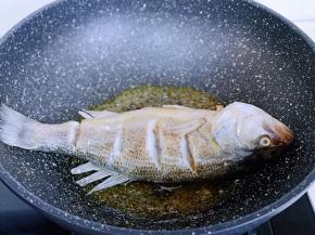 中小火煎至两面金黄。