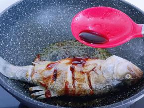 再加入酱油，我用的是老抽。