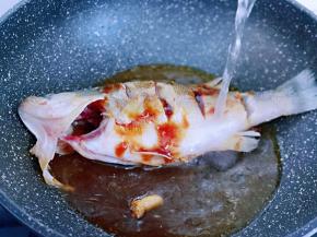 加入纯净水，水量没过鲈鱼为佳。