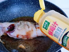 再挤入剩下的鸡汁，大火烧开后，转中小火15分钟。(时间需要根据鱼的大小做调整，我这条鱼1斤多点)