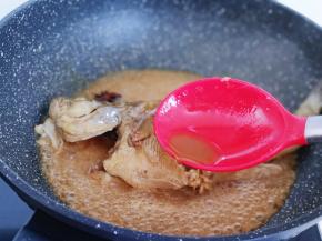 待汤汁收到微浓时，用勺子盛汤往鱼身上浇。反复多次。