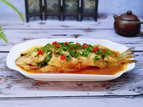 鱼熟，我没有将汤汁收干，有点汤汁才好吃，盛出装入盘中，撒上葱花，红辣椒点缀。