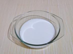 准备做波兰种，将牛奶倒入玻璃器具中。