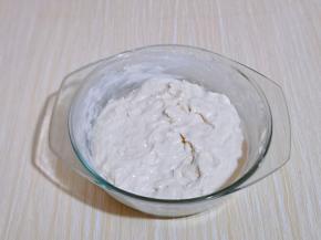 盖上盖子放入冰箱“冷藏室”发酵一夜，这个季节，假如房间里不取暖的话，室温发酵一夜也可以。