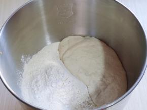 准备面团，将面团及波兰种面团全部放入厨师机桶中。