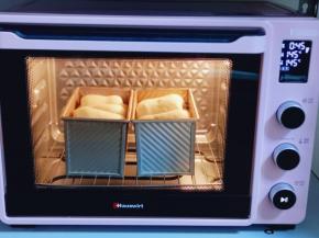 将烤网入烤箱下层，上下管145度烤50分钟，注意观察上色情况，上色立即＋盖一张锡纸！（具体温度及时间根据自家烤箱性能另定）