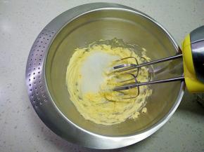 准备好材料，黄油软化用电动打蛋器搅打顺滑，加入白砂糖与盐，打发到颜色发白，体积膨大。