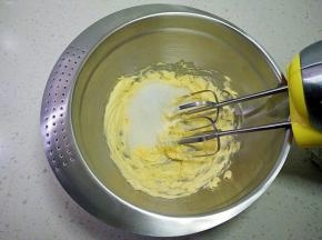 准备好材料，黄油软化用电动打蛋器搅打顺滑，加入白砂糖与盐，打发到颜色发白，体积膨大。