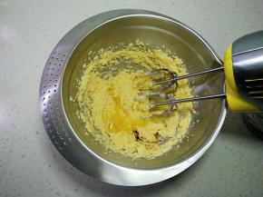加入几滴香草精，分次加入蛋液，每加一次要全部吸收再加下次（防止油水分离）。