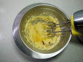 加入几滴香草精，分次加入蛋液，每加一次要全部吸收再加下次（防止油水分离）。