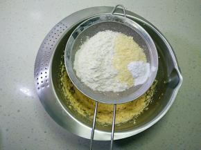 筛入低筋面粉，杏仁粉与泡打粉。