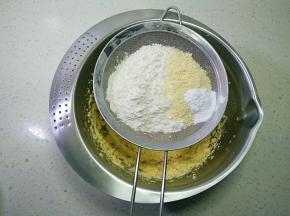 筛入低筋面粉，杏仁粉与泡打粉。