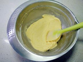 搅拌均匀，将面糊装入一次性裱花袋并剪小口。