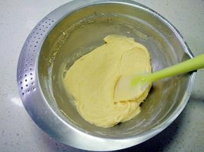 搅拌均匀，将面糊装入一次性裱花袋并剪小口。