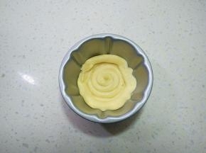 在模具底部先挤一层面糊。