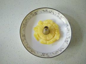 处理菠萝片，鲜菠萝切厚片大约0.5，用切模切成模具大小的圆形，中间用裱花嘴刻出圆心。