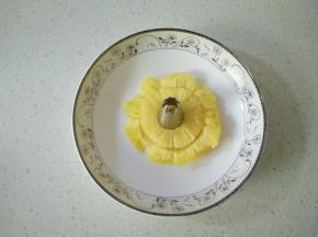 处理菠萝片，鲜菠萝切厚片大约0.5，用切模切成模具大小的圆形，中间用裱花嘴刻出圆心。