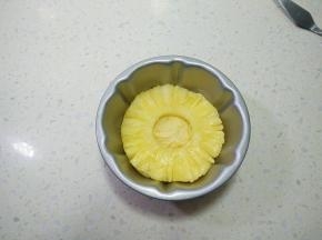 放入一片菠萝。