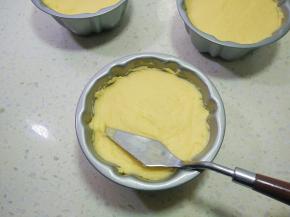 再挤一层面糊，用抹刀抹平表面。