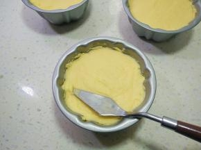 再挤一层面糊，用抹刀抹平表面。