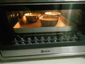 放入预热好的烤箱，上下160度25分钟，表面上色均匀，用牙签插入蛋糕，牙签干净没面糊即可。